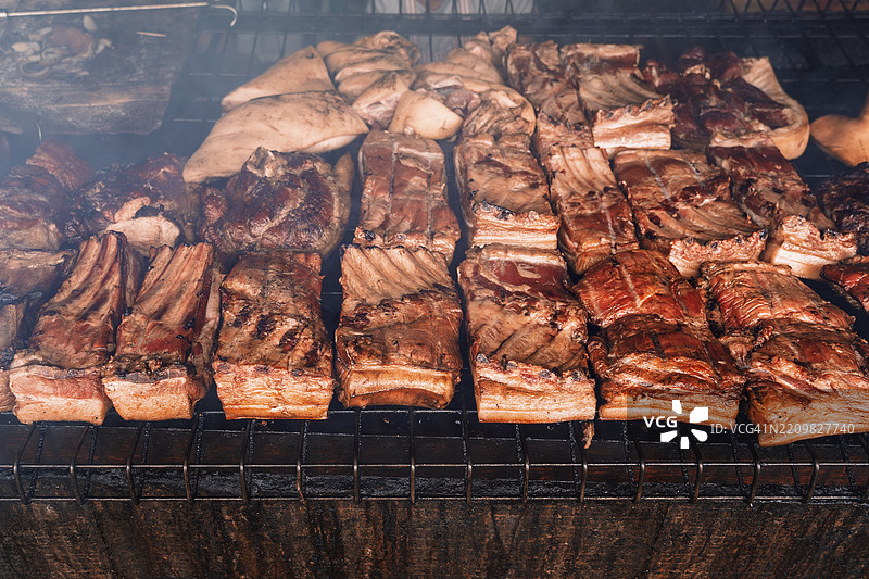 烟熏野猪在烤架上的俯视图图片素材