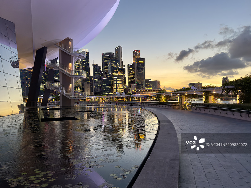 从艺术科学博物馆俯瞰的新加坡中央商务区日落天际线图片素材