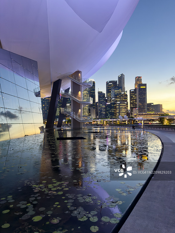 从艺术科学博物馆俯瞰的新加坡中央商业区日落天际线图片素材