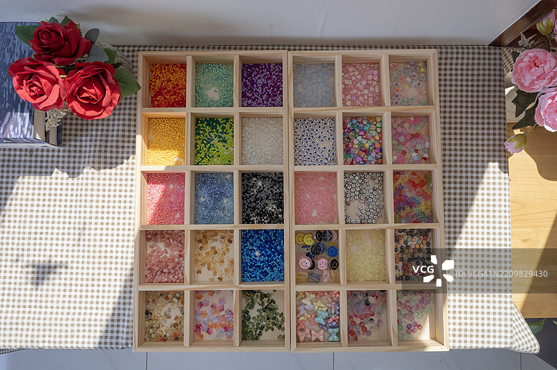 一个装有各种颜色珠子和石头的木盒子图片素材