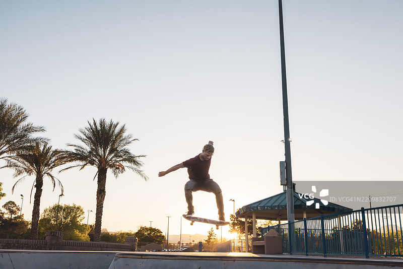 滑板运动员图片素材