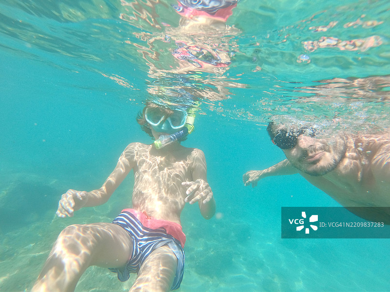 小白人孩子与父亲一起在水下游泳图片素材
