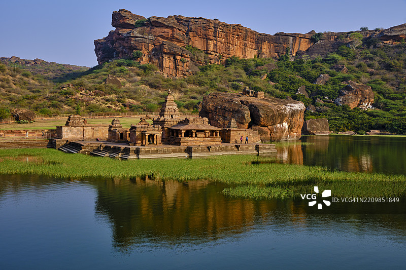 印度，卡纳塔克邦，巴达米，阿伽斯提亚湖和布坦纳寺庙图片素材
