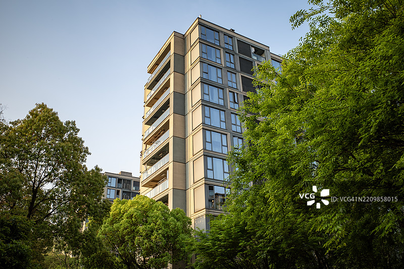 现代建筑被绿植环绕图片素材