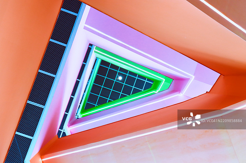 现代建筑中的多彩旋转楼梯图片素材