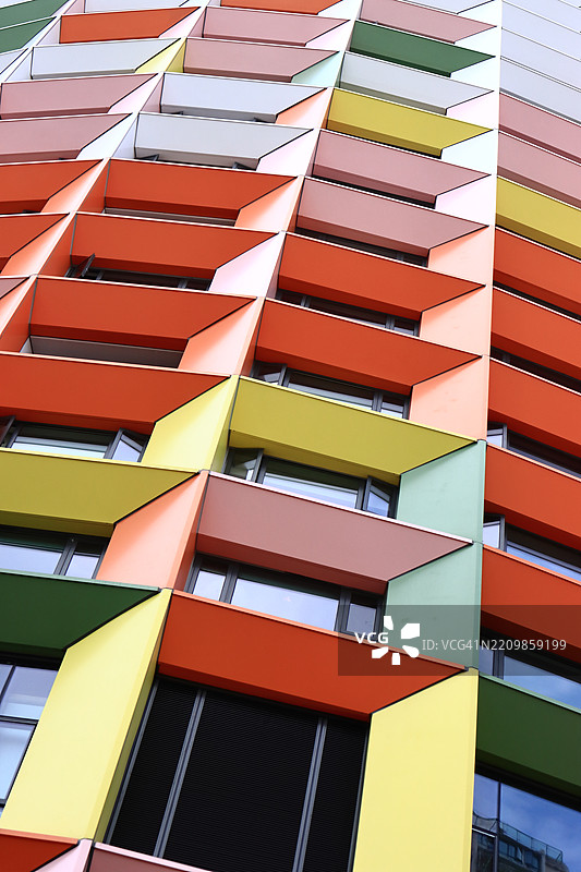 现代而色彩丰富的公寓建筑。图片素材