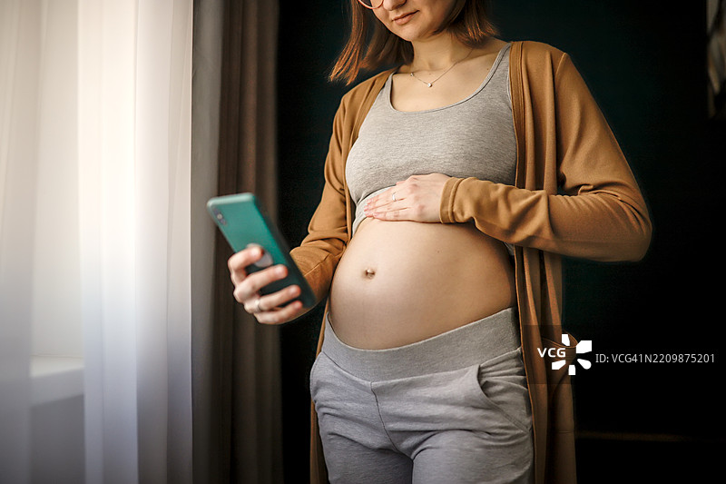 怀孕资源，女性在网上浏览有关产前护理和育儿的信息图片素材