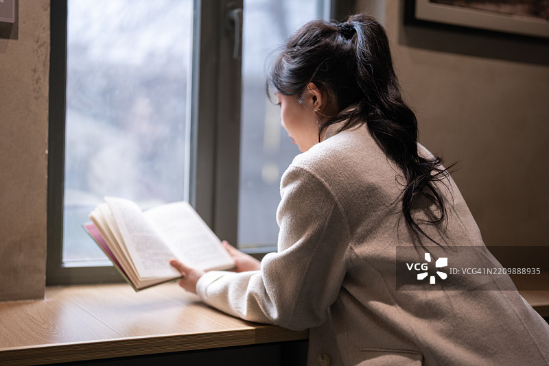 亚洲女学生在照片展览中学习图片素材