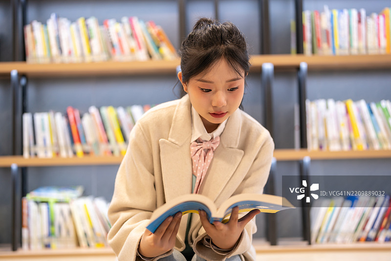 亚洲女学生在照片展览中学习图片素材