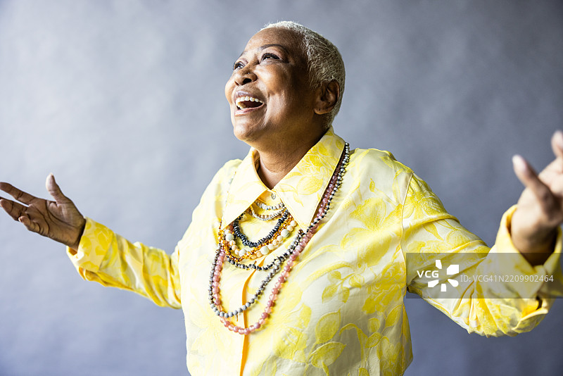 灰色背景下美丽的短发老年女性肖像图片素材