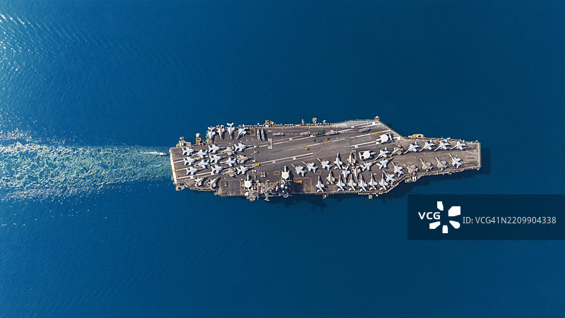蓝色海洋上的航母鸟瞰图。图片素材