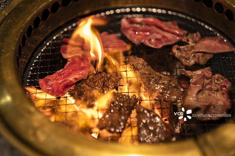 日本烧肉BBQ：炭火上的完美烤制图片素材