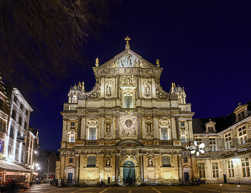安特卫普，弗兰德斯，比利时的“博罗梅奥教堂”（“圣查尔斯·博罗梅奥”）宏伟的巴洛克风格外立面在夜间灯光下熠熠生辉图片素材