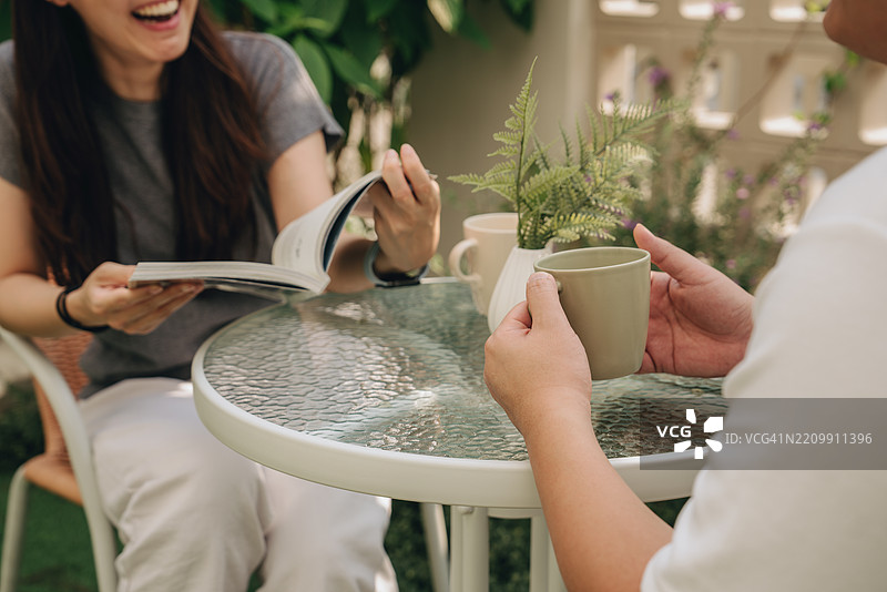 亚洲夫妇在家中欣赏庭院和花园图片素材