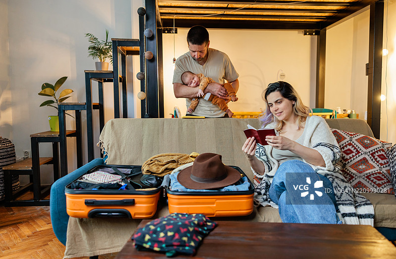 年轻家庭准备出行图片素材