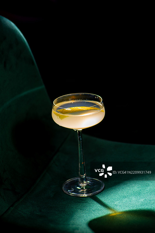 深色背景上的黄色鸡尾酒图片素材