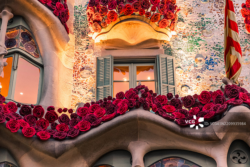 巴塞罗那的巴特罗之家在加泰罗尼亚圣乔治节期间装饰着红色花朵图片素材