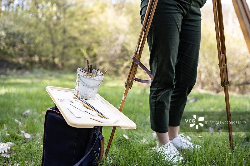 户外绘画场景，画架、工具和草地环绕图片素材