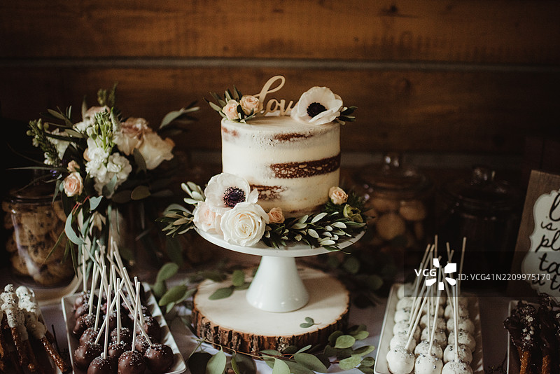 婚礼接待的甜点桌，上面有婚礼蛋糕和蛋糕棒图片素材