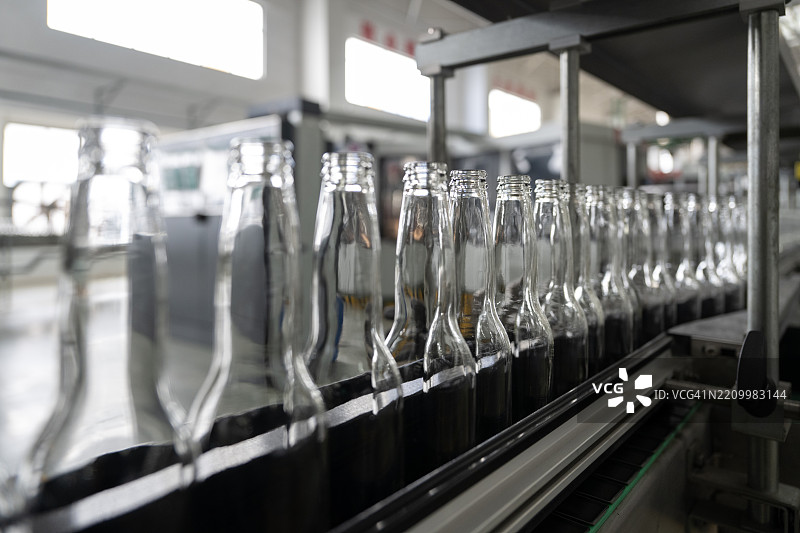 玻璃啤酒瓶的自动化生产线图片素材
