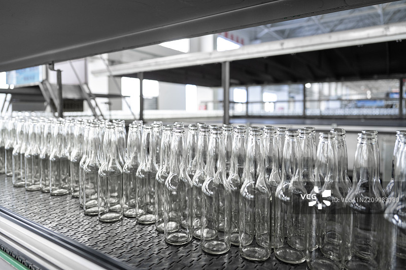 玻璃啤酒瓶的自动化生产线工厂图片素材