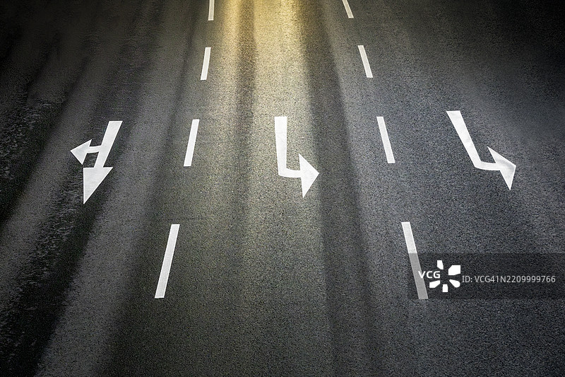 黎明时分高速公路上的箭头标志图片素材