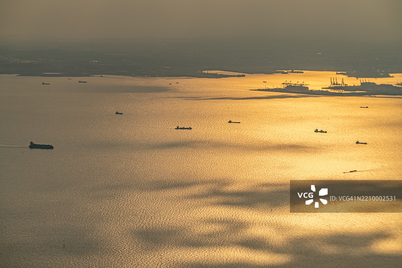 日本横滨市海面上的日落阳光，飞机俯瞰视角图片素材
