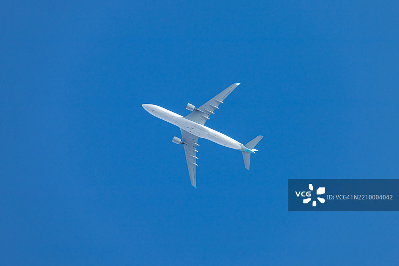 在日本德岛市的晴空中飞行的飞机图片素材