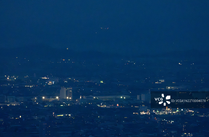 日本德岛市上空飞行的飞机图片素材