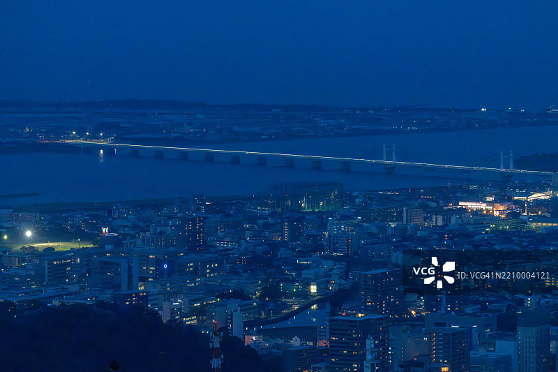 日本德岛市的灯光璀璨的市中心区域图片素材