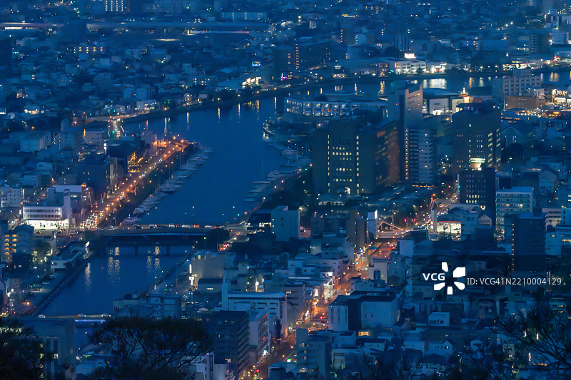 日本德岛市的灯光璀璨的市中心区域图片素材
