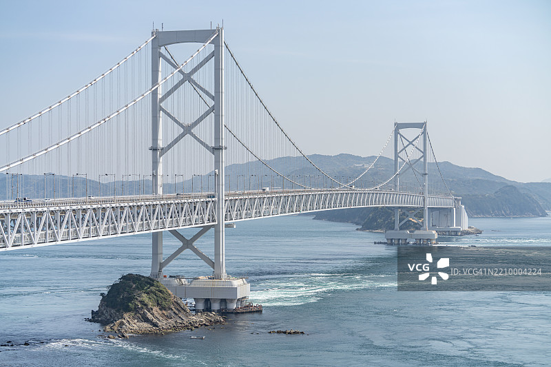 日本德岛海峡上的悬索桥图片素材