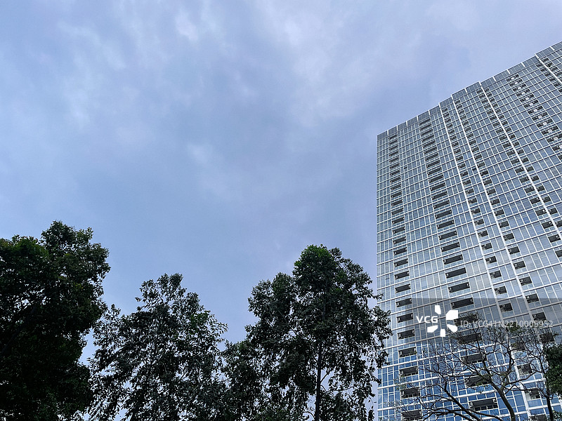 高层办公大楼被绿地环绕 - 自然与工业的共存图片素材