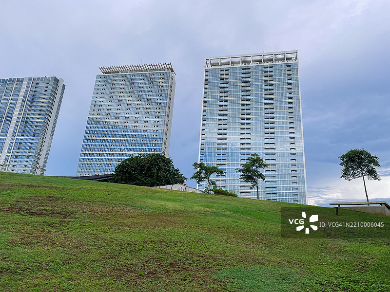 开放绿地后面的高层住宅塔楼图片素材