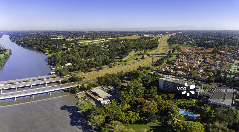 瓦尔河上的桥与一家旅游酒店图片素材