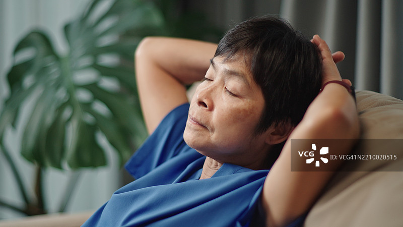 成熟的医生在沙发上打盹。图片素材