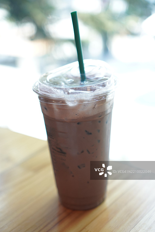 冷萃咖啡卡布奇诺中的冰块特写，放在桌子上的透明玻璃杯中，饮料。图片素材