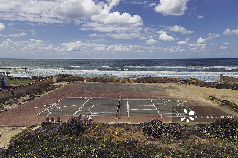 地中海沿岸的一座老旧且维护不善的网球场图片素材