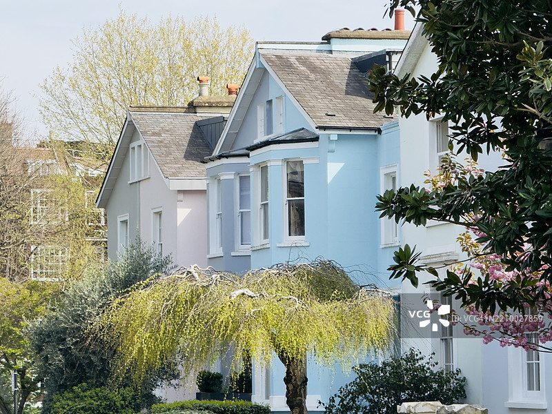 一排粉彩色的维多利亚式房屋图片素材