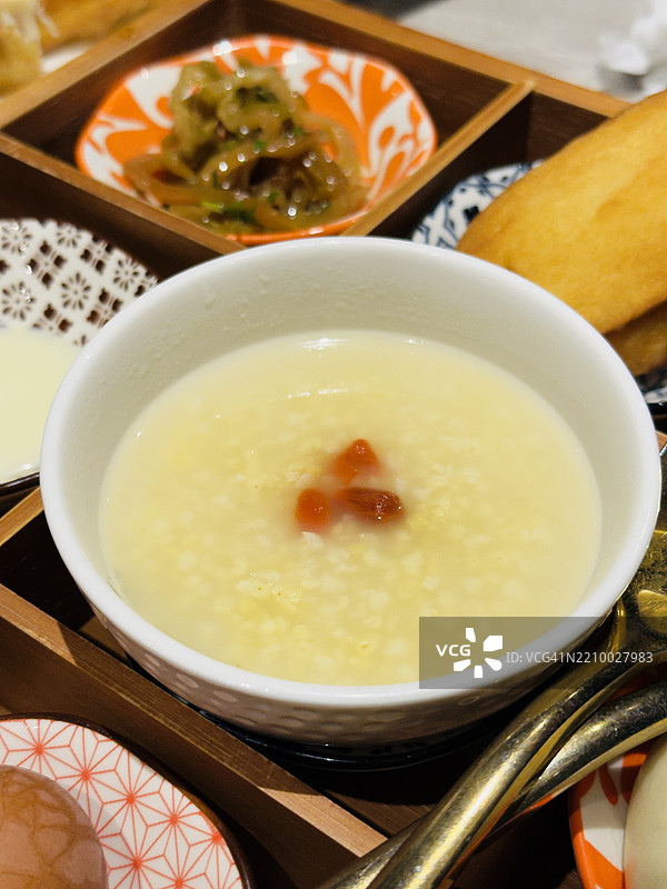 西安传统早餐套餐中的中国粥图片素材