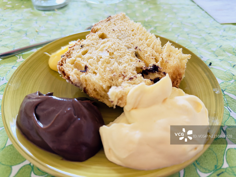 复活节鸽子蛋糕配马斯卡彭奶酪和巧克力酱图片素材
