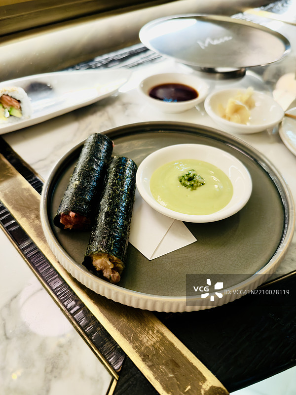 三文鱼和黄尾鱼雪茄图片素材