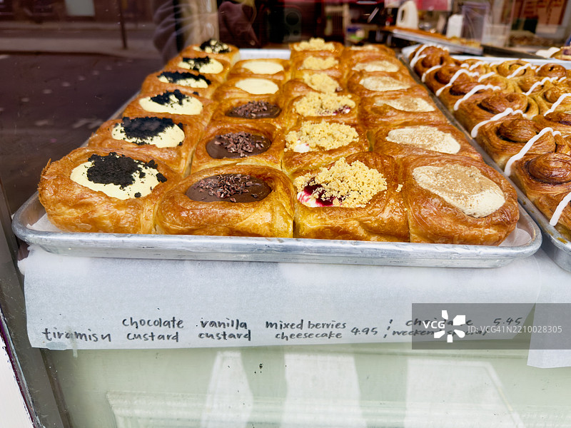 面包店橱窗里的各式糕点图片素材
