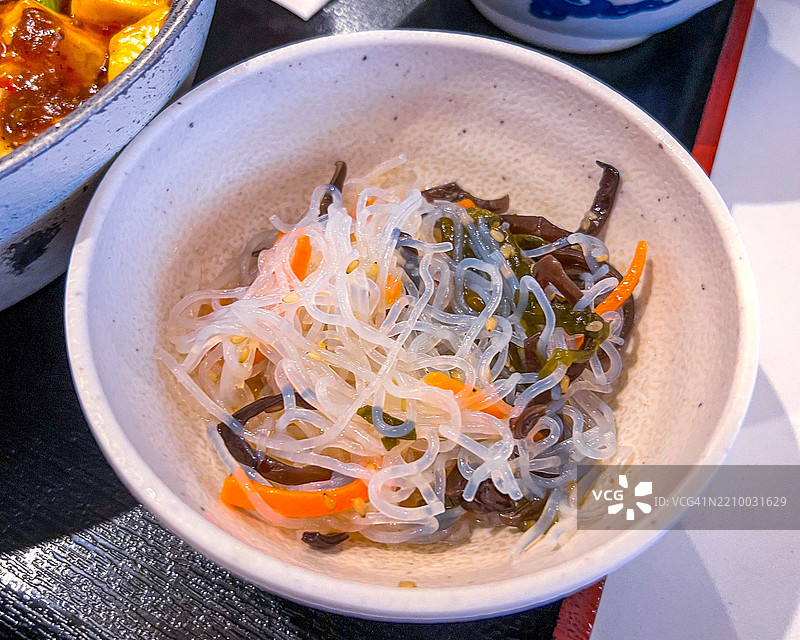木耳、海带、胡萝卜和芝麻的春卷凉拌粉丝沙拉图片素材