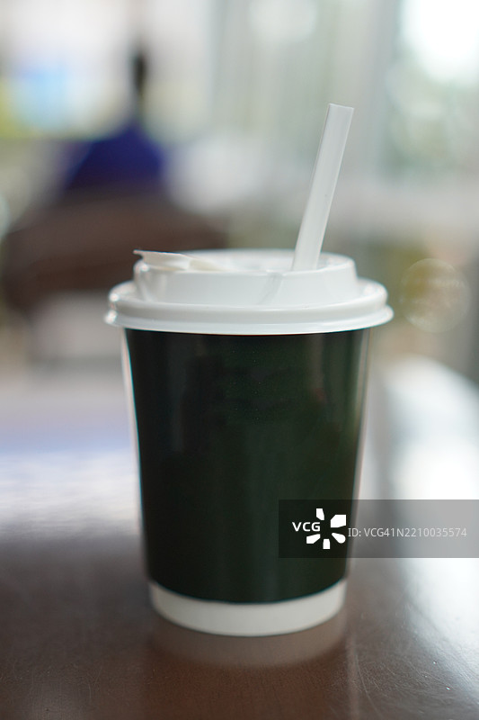 木桌上的塑料杯热饮图片素材