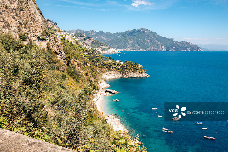 阿马尔菲海岸的美丽景色：小船点缀在山坡小镇下的碧蓝海水中。图片素材