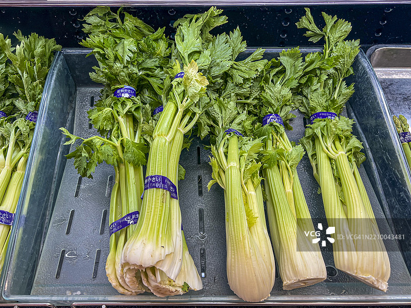 新鲜的芹菜茎在容器中图片素材