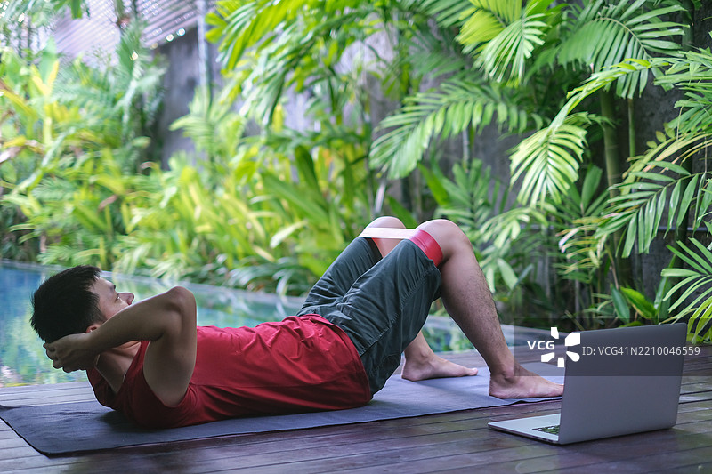 泳池边的家庭锻炼图片素材