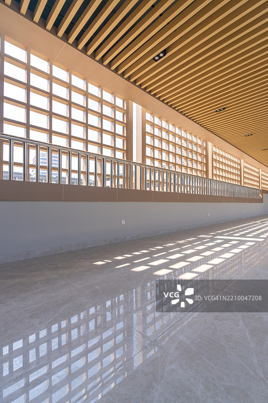 现代室内设计，木质天花板与玻璃墙图片素材