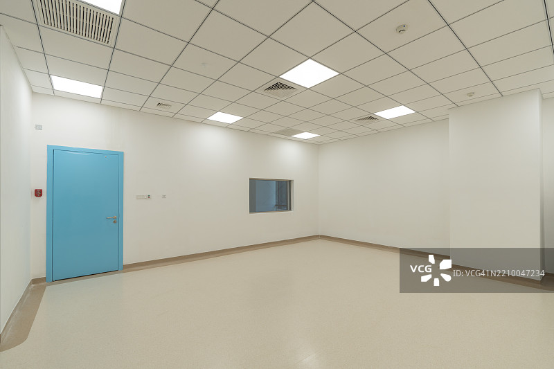 空荡荡的办公室，蓝色的门和窗户图片素材